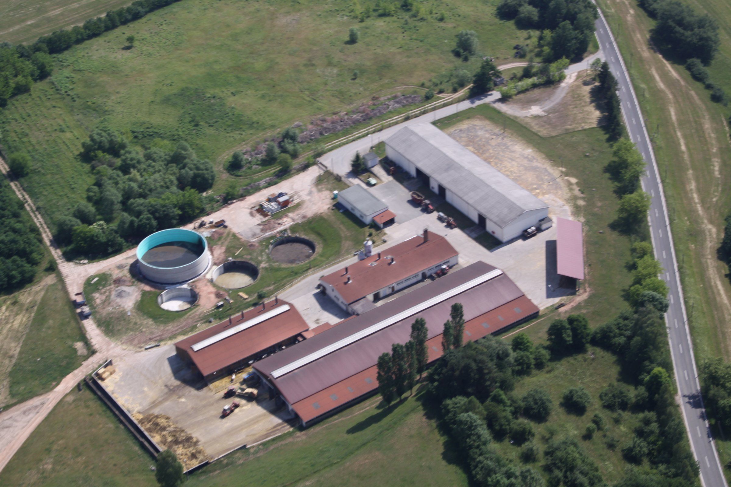 Luftbild der Biogasanlage der AGRAR eG neben den Stallgebäuden