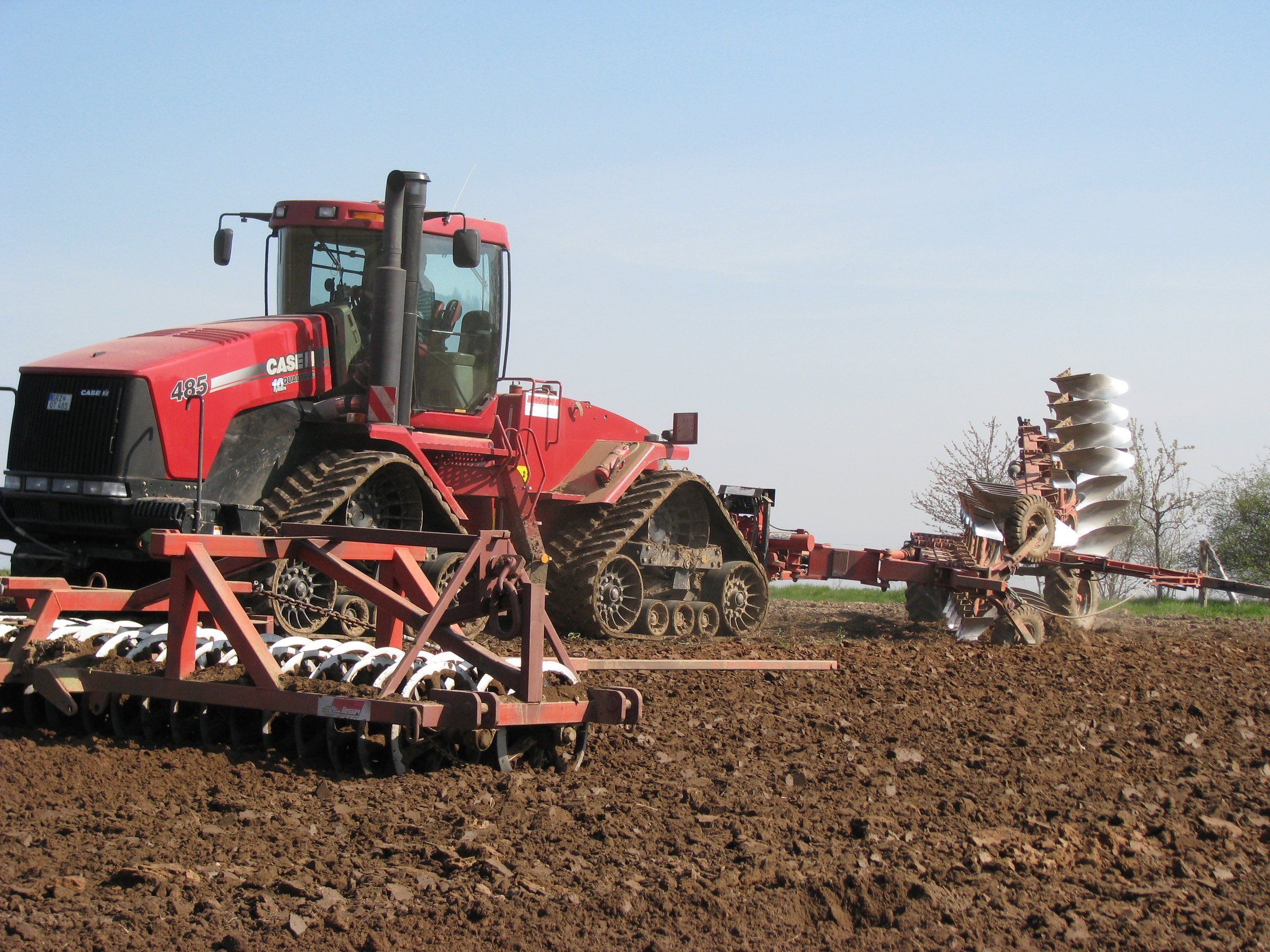 Case IH Quadtrac mit Scheibenegge bei der Bodenbearbeitung auf einem Acker der AGRAR eG
